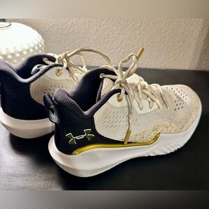 Women's Under Armour Flow Breakthru 2 Basketball Shoes size 8